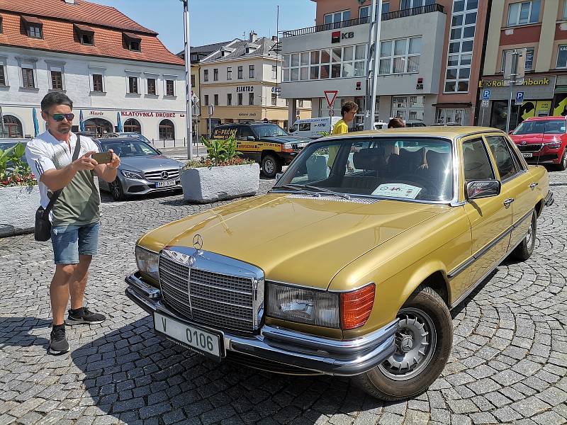 Vozy Mercedes-Benz na náměstí v Klatovech.