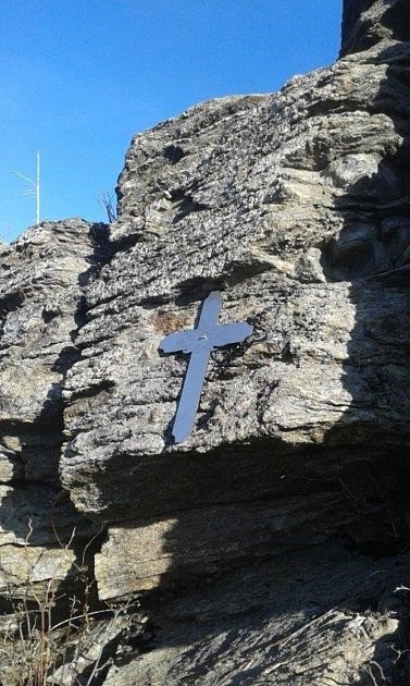 Vedení bavorského parku trápí nelegální kříže (tento byl umístěn na skalní stěnu na Farrenbergu) i nepovolená značení cest.