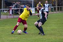 Dohrávka 15. kola okresního přeboru: FK Dukla Janovice (na snímku fotbalisté ve žlutých dresech) - TJ Sokol Vrhaveč 3:3 (2:1).