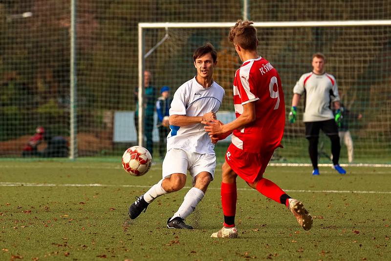 Fotbalisté TJ Sušice B (na archivním snímku fotbalisté v bílých dresech) zvítězili na hřišti Janovice 6:3 a přezimují na pátém místě.