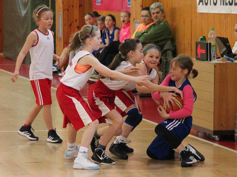 Nejmladší minižákyně U11 - kvalifikace o národní finále: BK Klatovy (bílé dresy) - BK Lokomotiva Karlovy Vary 58:14