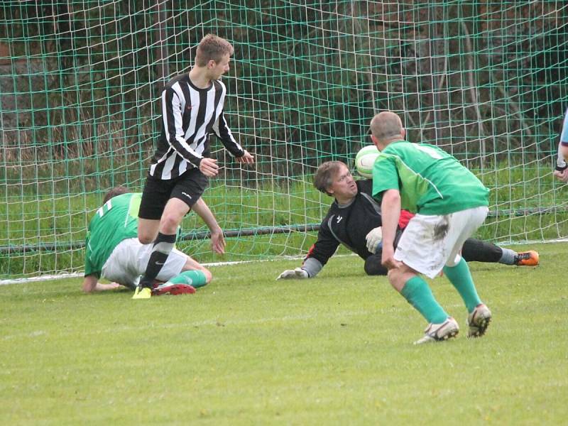 1. B třída: Dlouhá Ves (v černo-bílém) - Žichovice 4:0.