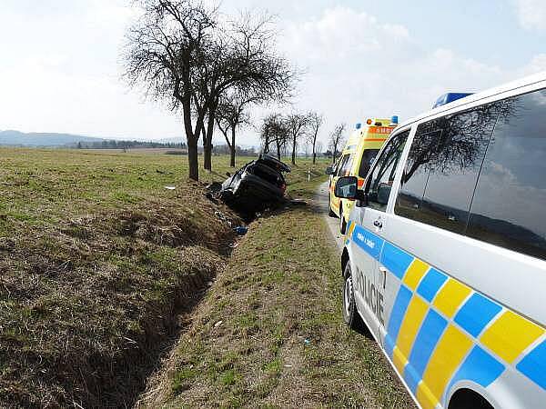 Řidič narazil do betonového můstku