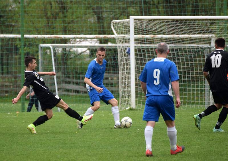 Fotbalisté TJ Měcholupy (na archivním snímku hráči v černých dresech) porazili ve 2. kola Poháru PKFS Baník Stříbro 4:0 a slaví postup do další fáze soutěže.