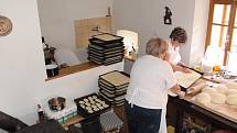 Pečení v historické peci s mistrem pekařem Augustinem Sobotovičem v muzeu v Nezdicích na Šumavě