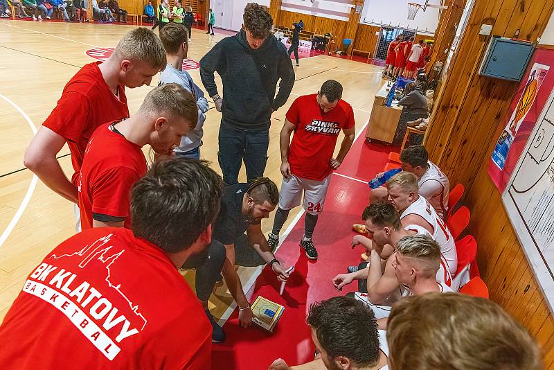 BK Klatovy (bílé dresy) - BK Lokomotiva Plzeň B 71:70.