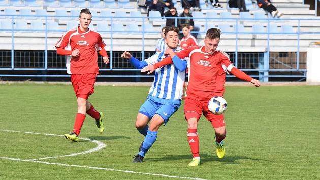 STARŠÍ DOROST divizních Klatov (na archivním snímku hráči v červených dresech) vyhrál v Plzni na Sportovce 5:0.