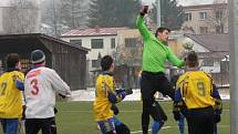 Zimní turnaj mužů v Sušici: Sušice (ve žlutém) - Horažďovice 1:1.