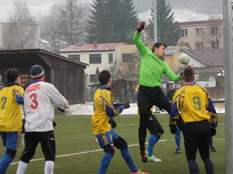 Zimní turnaj mužů v Sušici: Sušice (ve žlutém) - Horažďovice 1:1.