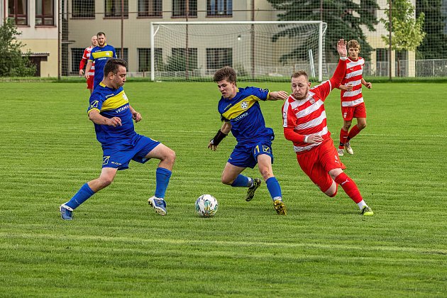 Fotbalisté FC Švihov (na archivním snímku hráči v červenobílých dresech) porazili o víkendu v dalším kole krajské I. B třídy Starý Plzenec 4:1.
