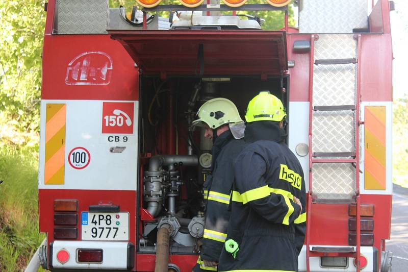 Simulovaný požár vypukl v 16 hodin ve 2. patře hotelu, ve kterém v tu dobu bylo několik osob, včetně dětí. Po několika minutách dorazila první hasičská vozidla, byly nataženy hadice a hasiči pronikli do hotelu v dýchacích maskách.