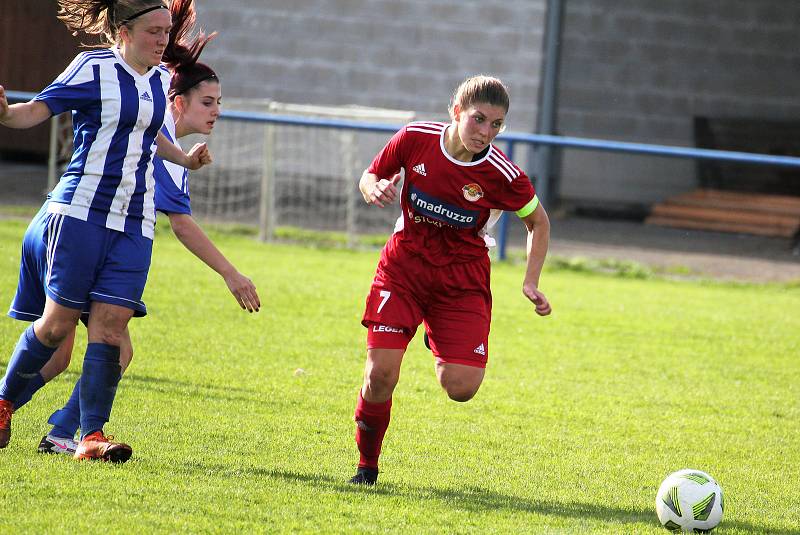 9. kolo divize žen, skupina C: SK Klatovy 1898 (na snímku fotbalistky v červených dresech) - TJ Jiskra Domažlice 1:1 (1:0).