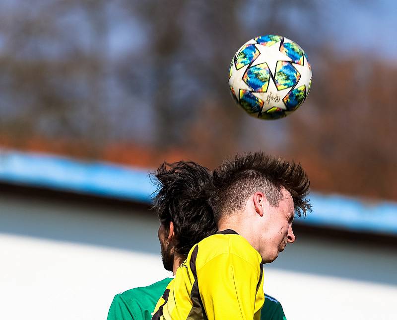 14. kolo I. B třídy: FK Horažďovice (žlutí) vs. Chanovice 3:2.