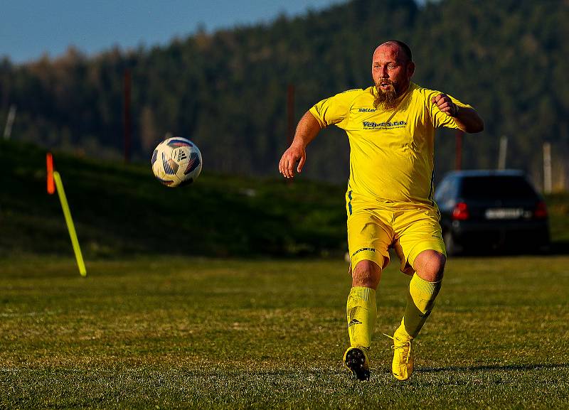 Z archivu: Fotbalisté FK Budětice 2012 (žlutí) zvládli velice náročný souboj na půdě Železné Rudy, kde ve 4. kole III. třídy zvítězili 4:3.