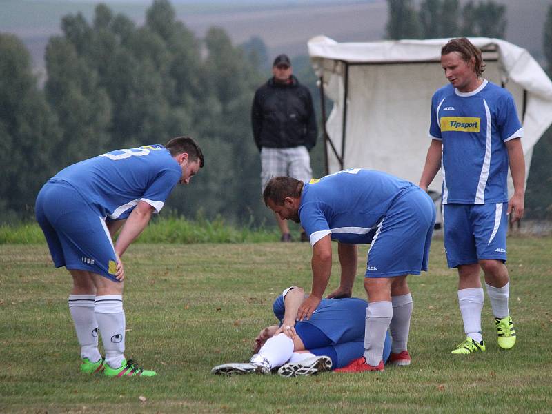 Dlažov (na archivním snímku hráči v červených dresech) podlehl SK Ježovy 2:8.