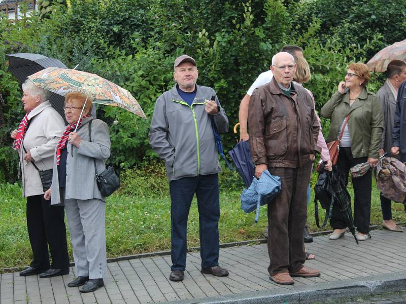 Odhalení pamětní desky na počest klatovským dragounům.