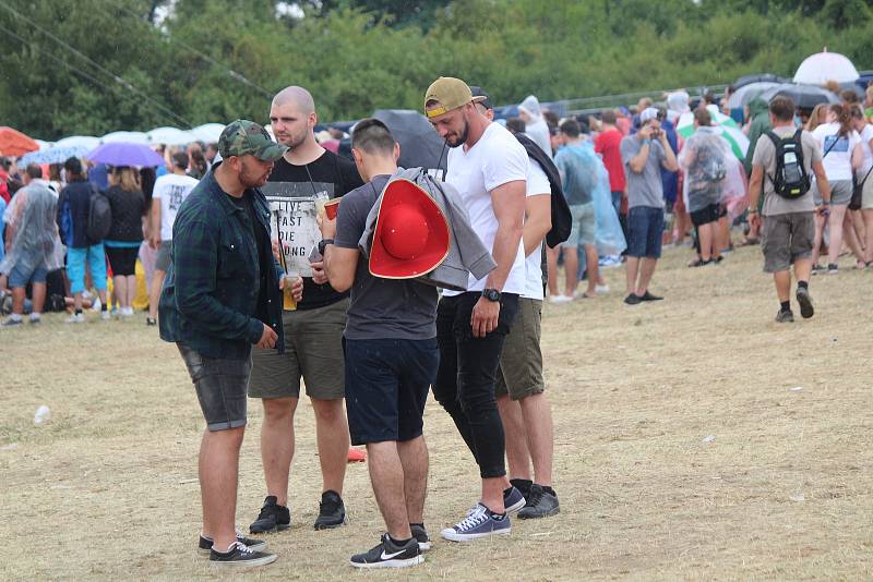 Tisíce návštěvníků zaplnilo v páteční odpoledne prostor u nádraží ve Švihově. Festival Hrady CZ přilákal fanoušky různých žánrů hudby. Foto: Deník/Lucie Kohoutová, Daniela Loudová