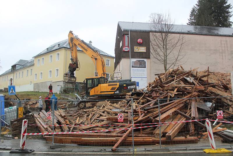 Demolice hotelu Slavie v Železné Rudě.