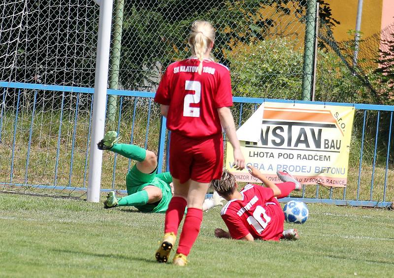 Fotbalistky SK Klatovy 1898 (hráčky v červených dresech) sehrály své historicky první utkání. Soupeřkami byly dívky Viktorie Plzeň do 18 let.