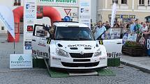 Posádky při předstartovní show a na tratích Rally Agropa