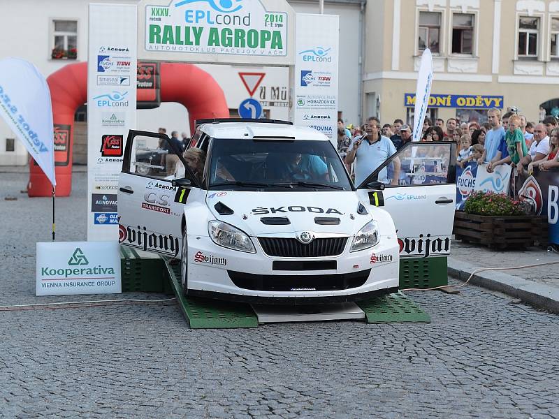 Posádky při předstartovní show a na tratích Rally Agropa