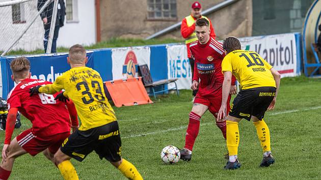 20. kolo FORTUNA divize A: SK Klatovy 1898 (na snímku hráči v červených dresech) - FC Viktoria Mariánské Lázně (žlutí) 0:2 (0:1).