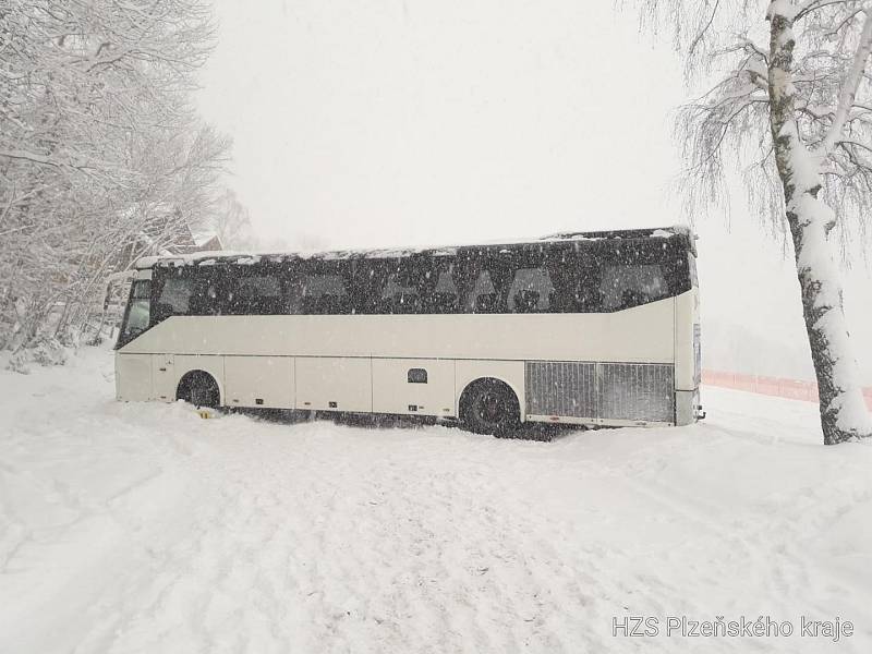 Uvízlý autobus nedaleko Zelené Lhoty na Šumavě.