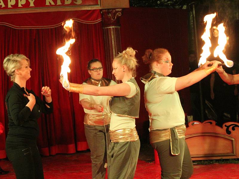 Oslavy 70. výročí založení školy v Chanovicích zahájilo cirkusové představení chanovických školáků.