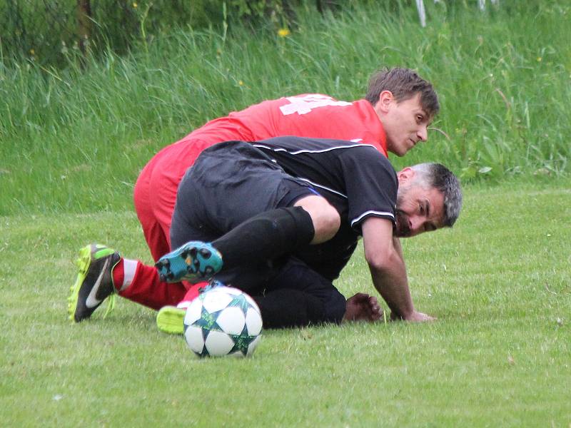 Fotbalisté TJ Hory Matky Boží (na archivním snímku hráči v černých dresech) podlehli sušickému céčko 4:5, ačkoliv ještě po poločase vedli.