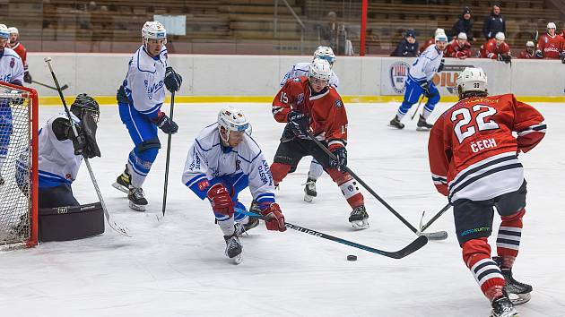 2. liga, skupina západ (nadstavba B, 3. kolo): SHC Klatovy (na snímku hráči v červených dresech) - HC Benátky nad Jizerou 5:4 po prodloužení.