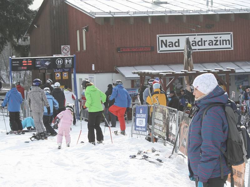 Padá sníh, lyžařská centra na Šumavě jsou opět plná 