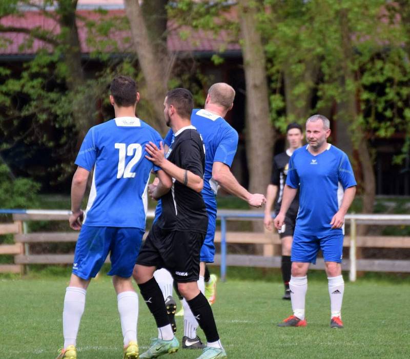 Fotbalisté TJ Měcholupy (na archivním snímku hráči v černých dresech) porazili ve 2. kola Poháru PKFS Baník Stříbro 4:0 a slaví postup do další fáze soutěže.