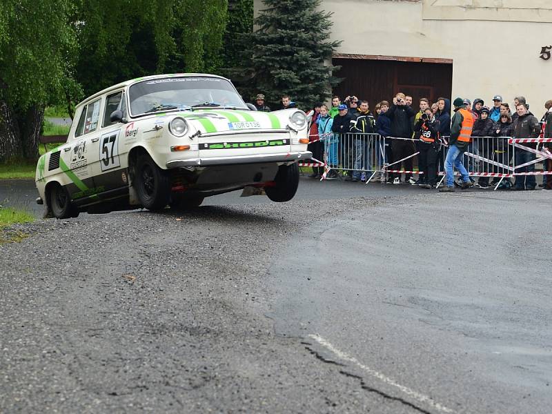 Posádky na tratích druhé etapy šumavských rally