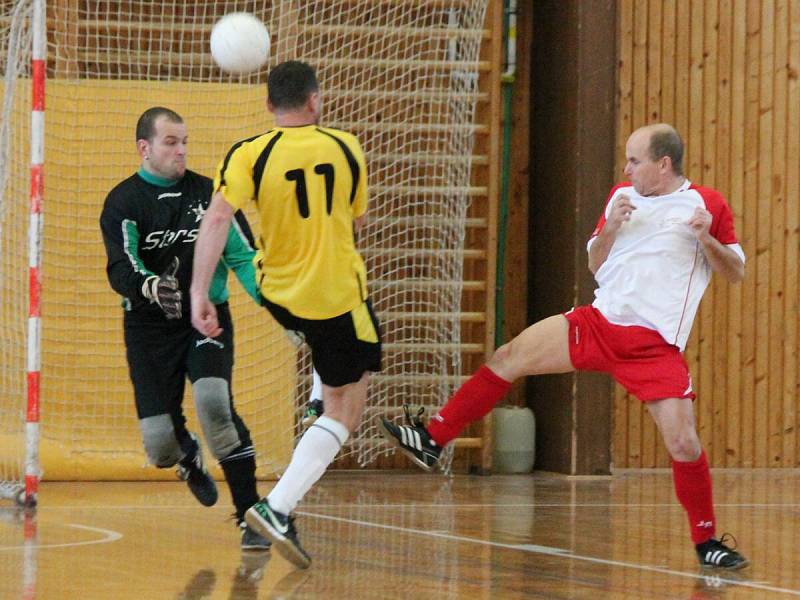 Zimní amatérská liga: Draci Klatovy (bíločervené dresy) - FC BS Stars Klatovy 4:4