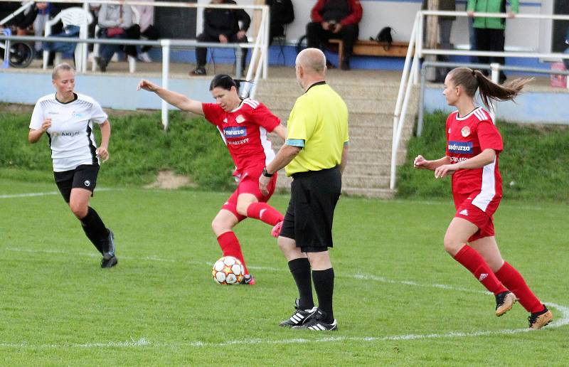 3. kolo České divize žen, skupina C: TJ Mokré - SK Klatovy 1898 (na snímku fotbalistky v červených dresech) 2:1 (1:0).