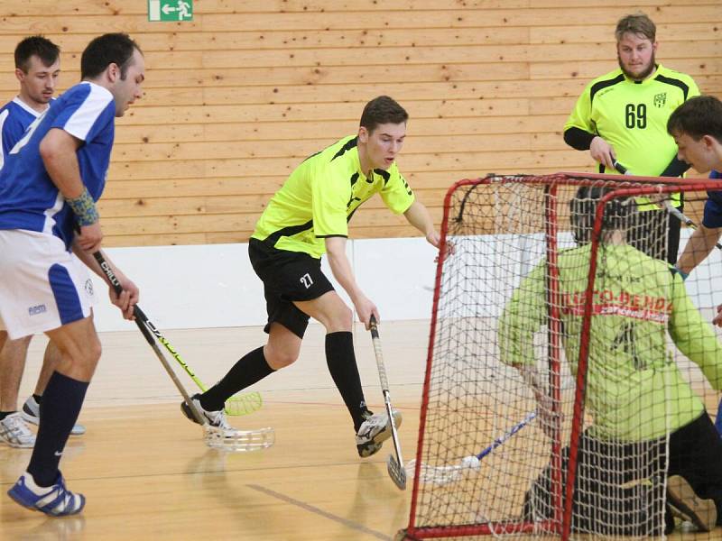 Karlovarská a Plzeňská liga mužů: FBC APM Automotive Kdyně - FK DDM Klatovy (ve žlutém) 2:19.