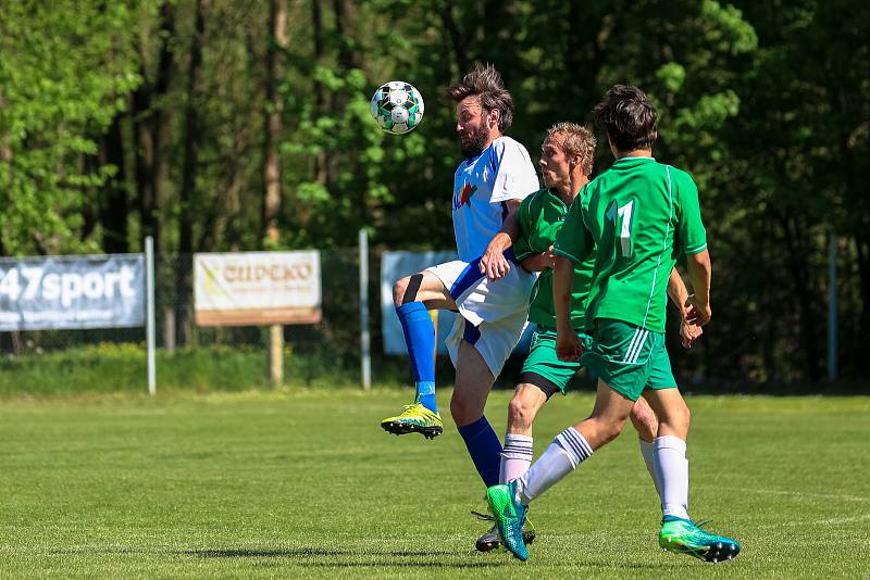 Z archivu: Fotbalisté TJ Žichovice (zelení) zůstávají na poslední příčce.