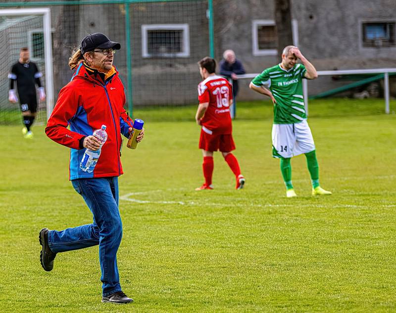 Fotbalisté FK Svéradice (na archivním snímku hráči v zelených dresech) cestují v neděli do Mochtína v roli outsidera. Překvapí domácí výběr?
