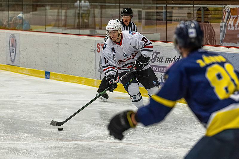 18. kolo západní konference 2. ligy: SHC Klatovy (na snímku hokejisté v bílých dresech) - HC Slovan Ústí nad Labem 0:2.