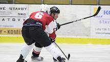 Hokejisté SHC Klatovy (červené dresy) porazili doma v přípravě HC David Servis 4:2.