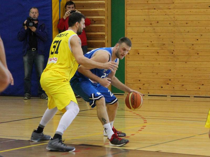 Oslavy 80 let klatovského basketbalu okořenil exhibiční zápas USK Praha (modré dresy) - Inter Bratislava