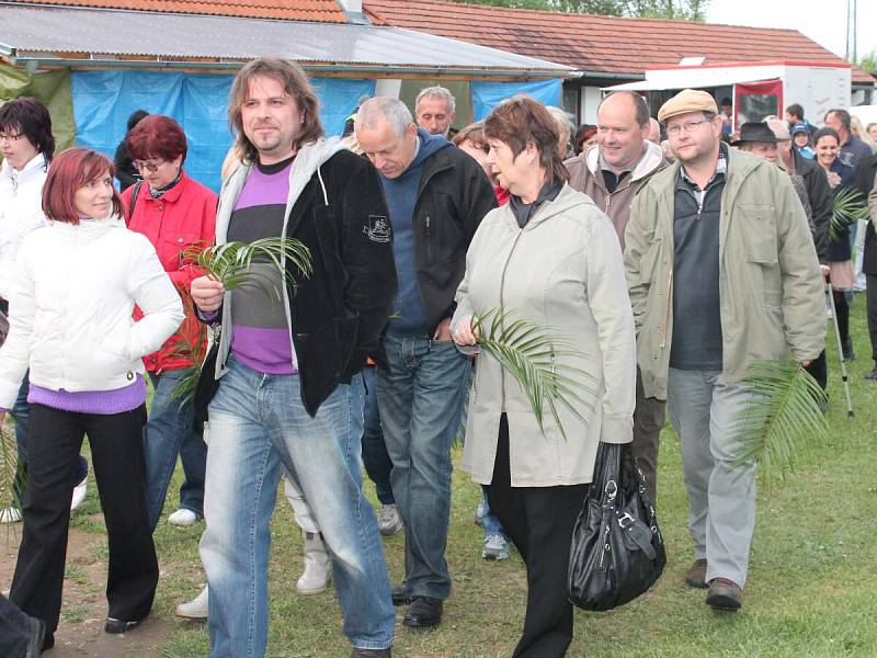 Odhalení sochy sv. Jana Nepomuckého v Čepicích