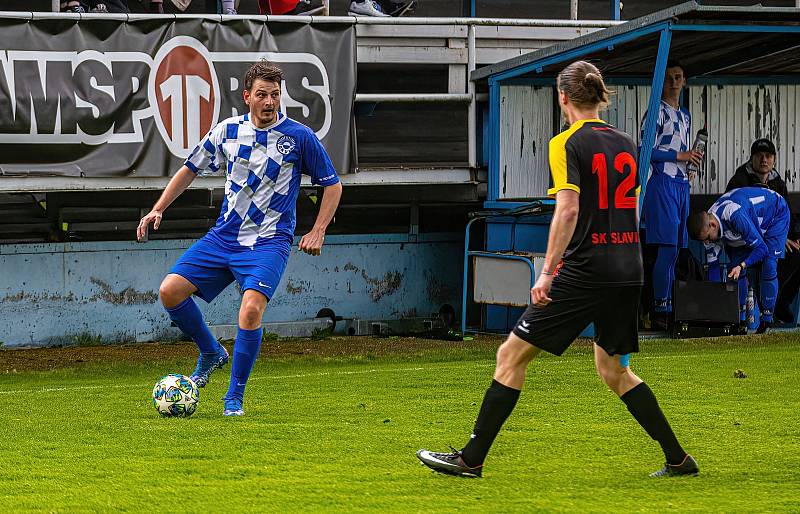 Fotbalisté FK Okula Nýrsko (na archivním snímku hráči v modrobílých dresech) skončili v letošní sezoně krajského přeboru na druhém místě.