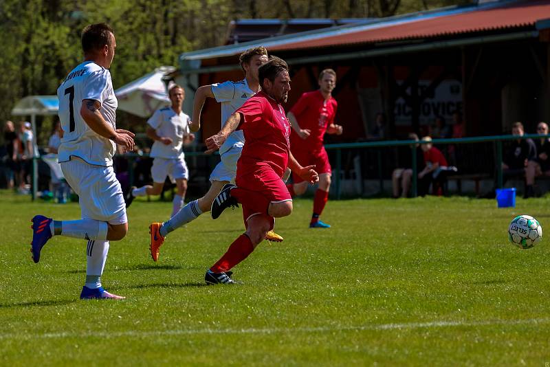 Fotbalisté TJ Žichovice (na archivním snímku hráči v bílých dresech) podlehli ve 24. kole III. okresní třídy TJ Sokol Běšiny 0:2.