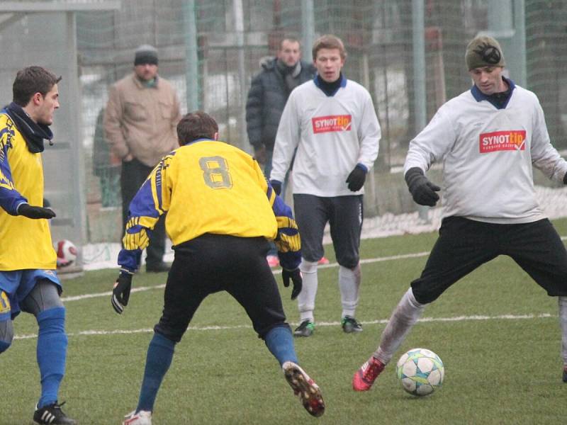 Zimní turnaj mužů v Sušici: Sušice (ve žlutém) - Horažďovice 1:1.