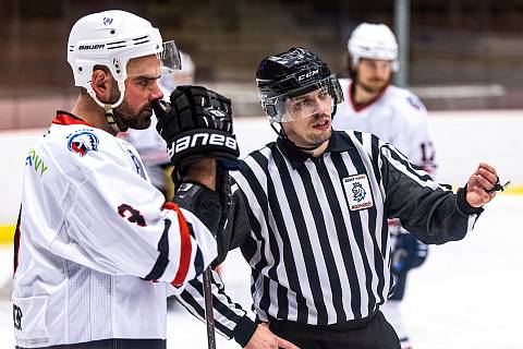 21. kolo západní konference druhé hokejové ligy: SHC Klatovy (na snímku hráči v bílých dresech) - Mostečtí Lvi 1:3.