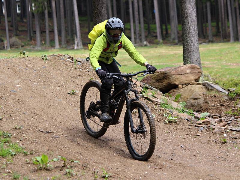 Zahájení sezony v bikeparku na Špičáku.