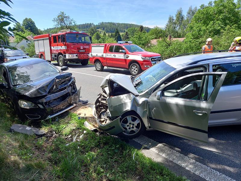 Čelní střet dvou osobních aut na silnici I/27 u Kokšína na Klatovsku.