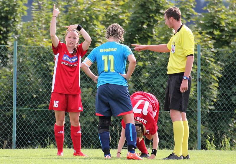 Na podzim fotbalistky SK Klatovy 1898 (červené dresy) porazily Borovany (modré dresy) 7:2. A uspěly i v nedělní odvetě, tentokrát 9:1.