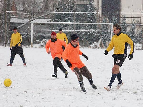 Vrhaveč (žluté dresy) porazil v přípravě Velhartice 8:0